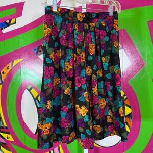 Cristen Stevens, Floral Pleated Shorts - Multicolor. Size Medium, Excellent cond
